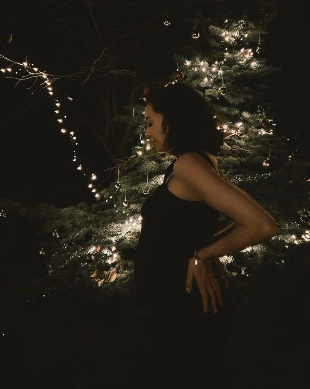 Azra Akın, ikinci kez anne olacak olmanın heyecanıyla hamilelik pozu verdi!