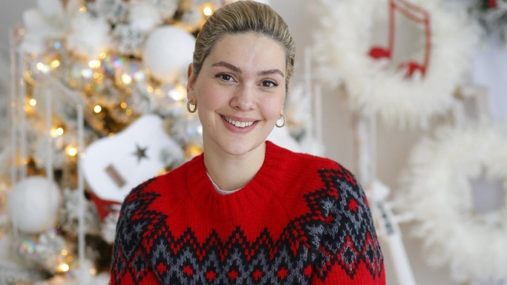 Bergüzar Korel yeni bir imajla karşımızda: Saçlarına veda etti!