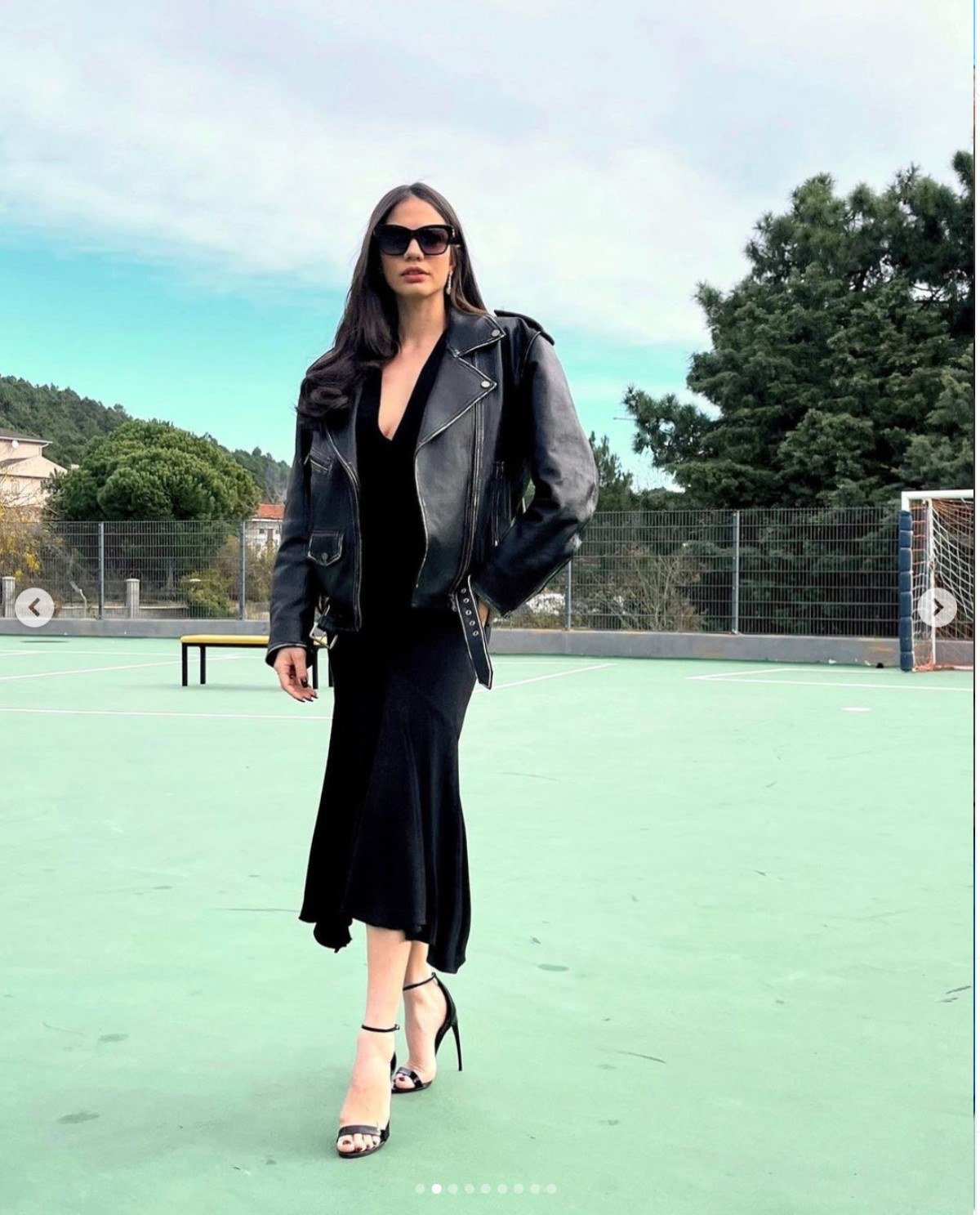 Demet Özdemir, Adım Farah dizisi setinden paylaştığı fotoğraflarla dikkat çekti: Göğüs dekoltesi olay oldu!