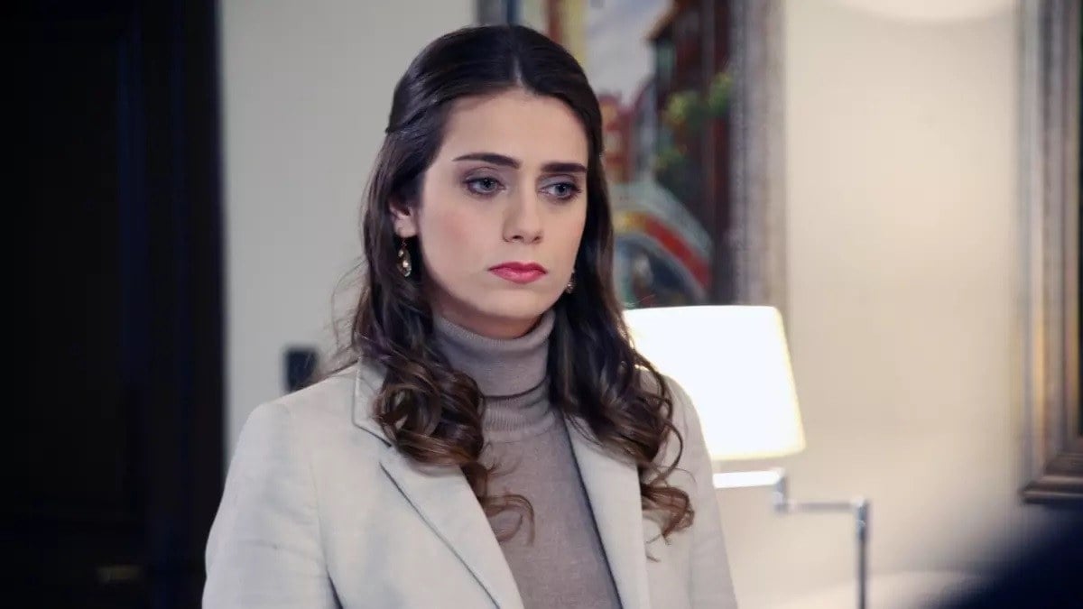 Kurtlar Vadisi’nden Savcı Leyla Çiğdem Batur, cesur kıyafet seçimleri ve pozlarıyla ortalığı karıştırdı!