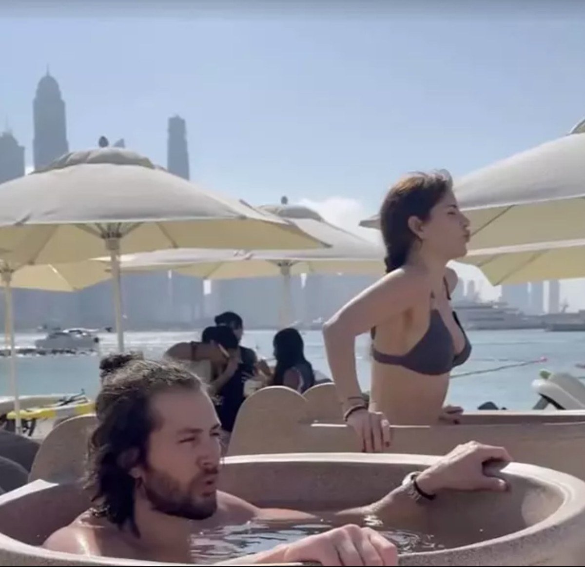 Yağmur Ünal, Türkan Şoray’ın kızı, buz dolu fıçının içine girdi.