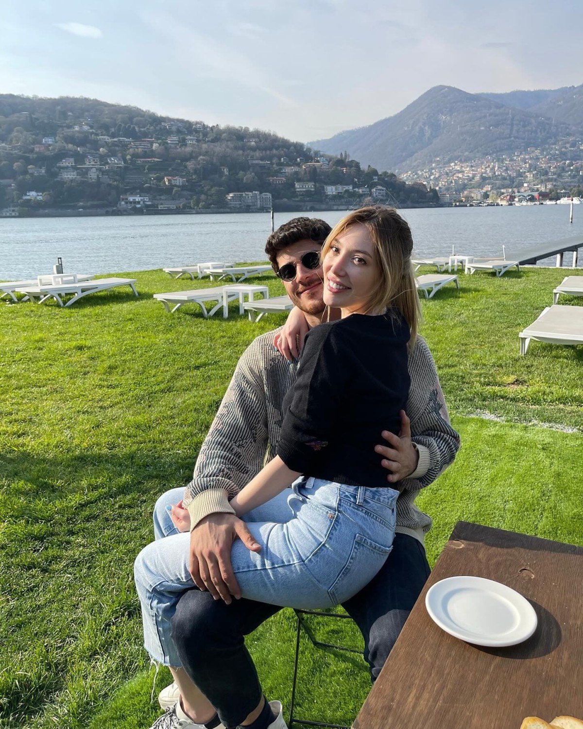 Yasmin Erbil ve sevgilisi Yiğit Poyraz’ın romantik havuz keyfi.