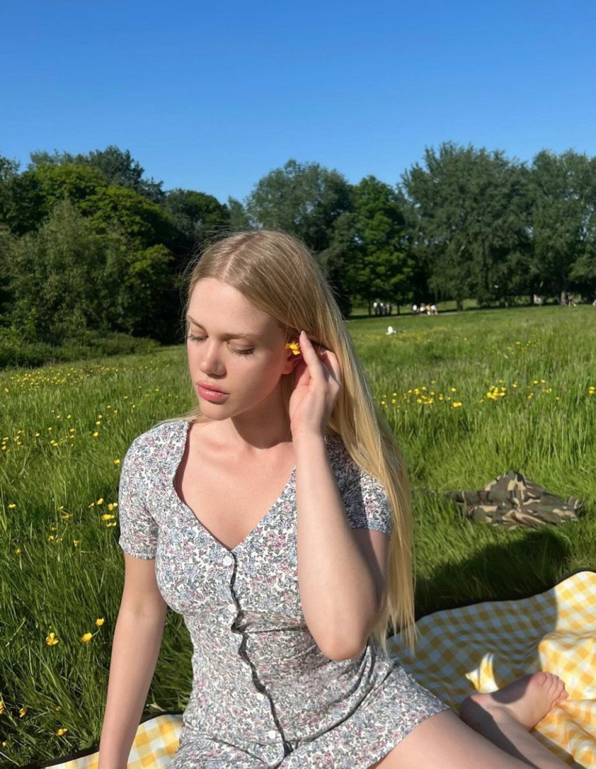 Yorumlar Serel Yereli’nin Cesur Pozlarına Şiddetlendi.