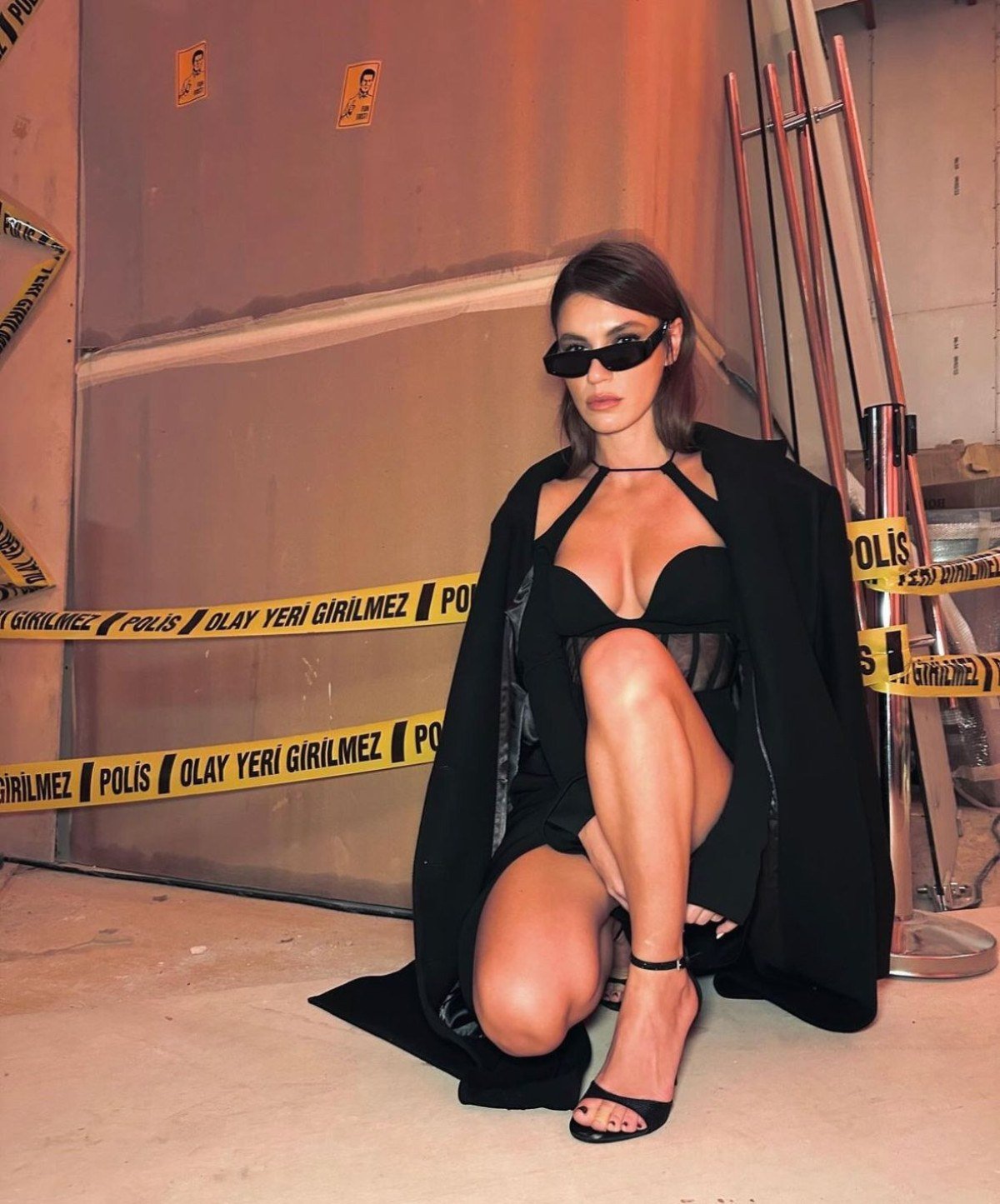 Yüsra Geyik Dekolteli Elbise Pozlarıyla Sosyal Medyada Göz Kamaştırıyor!