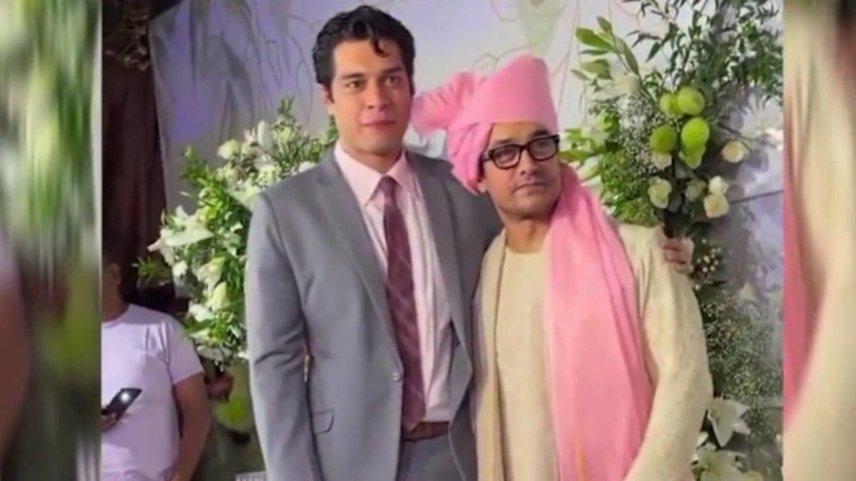 Baba oğul poz verdiler.