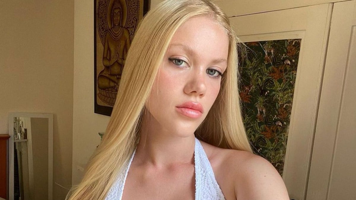 Ünlü oyuncu Serel Yereli, kış mevsimde mayolu poz ile dikkat çekti.